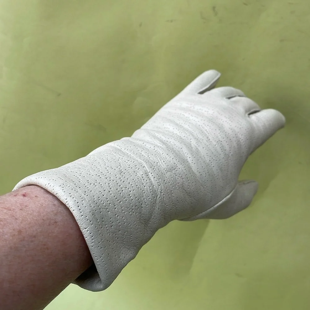 New vintage grayish cream leather gloves with lining